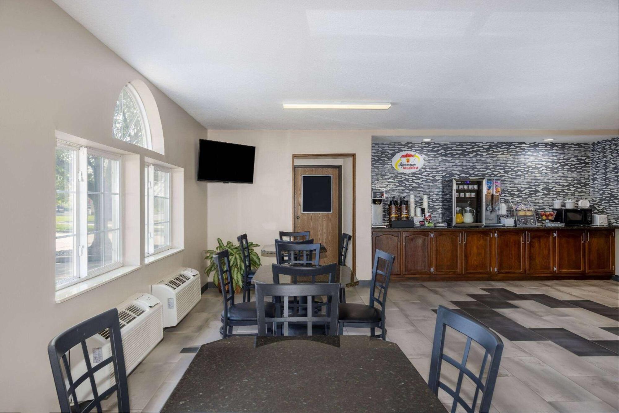 Super 8 By Wyndham De Soto Hotel Luaran gambar