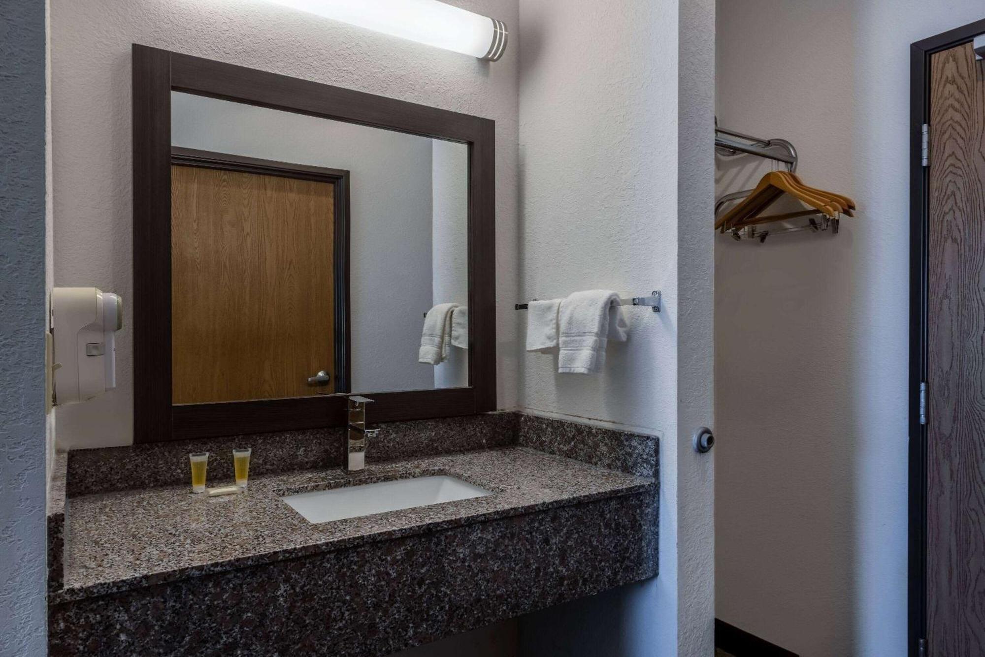 Super 8 By Wyndham De Soto Hotel Luaran gambar